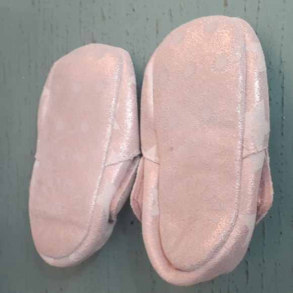 UGG SLIPPERS SZ O4/05 - Picture 2 of 3